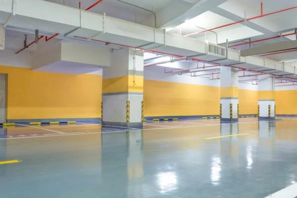 Colonnes-dans-un-parking