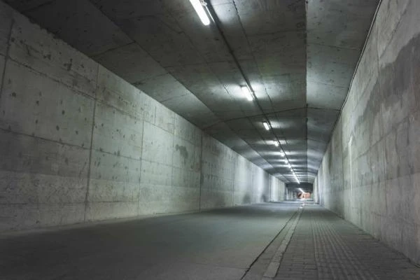 Tunnel-abandonne-avec-des-murs-endommages